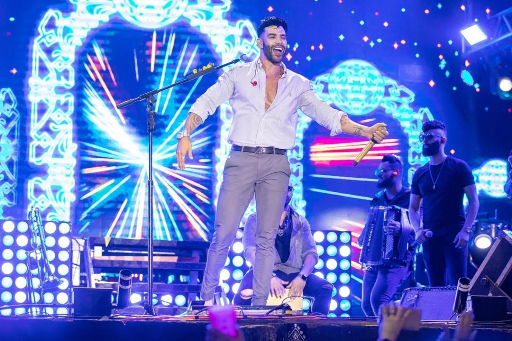 Gusttavo Lima posa após show em Colatina: "E a encoxada?"