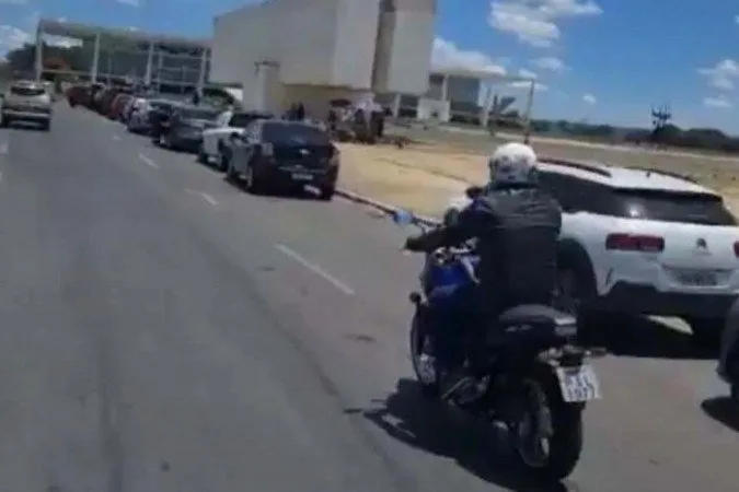 Bolsonaro faz passeio de moto e evita responder sobre queda de popularidade