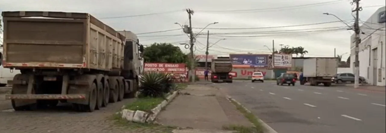 Adolescente de 14 anos sequestra caminhoneiro na Serra