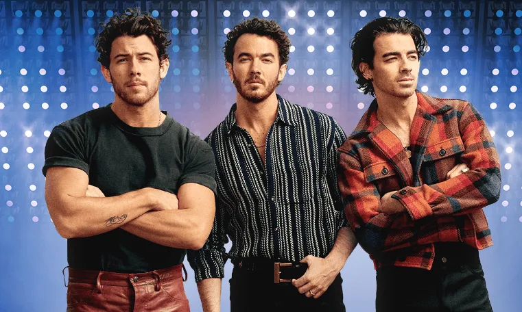 Jonas Brothers são recebidos por fãs em aeroporto de São Paulo