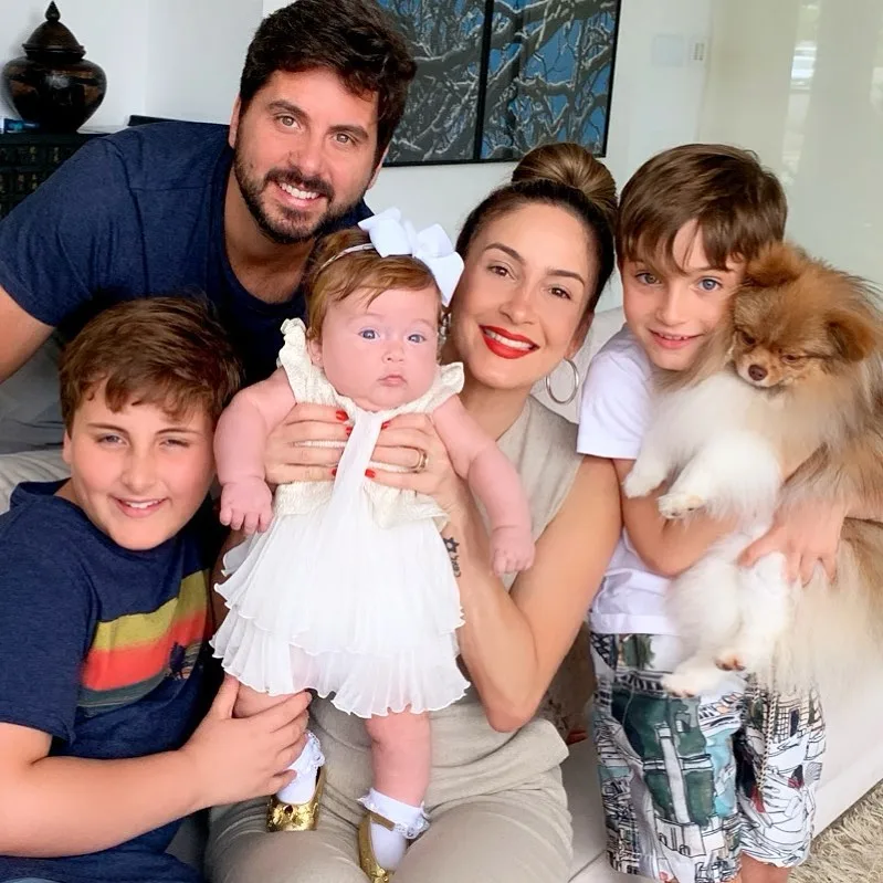 Claudia Leitte aparece com esposo e os três filhos em foto fofa