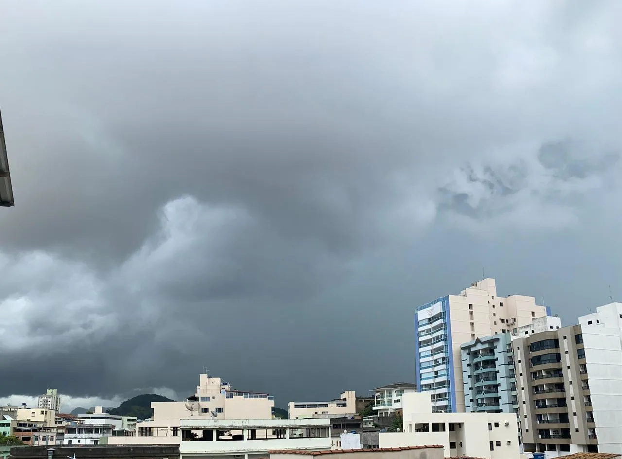 VÍDEO | Nuvens carregadas chamam atenção de moradores de Cariacica