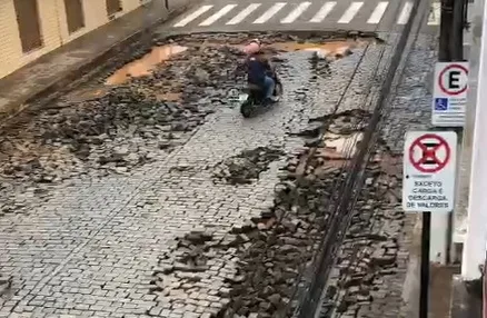 VÍDEO | Motociclista é arrastado por correnteza após forte chuva em São José do Calçado