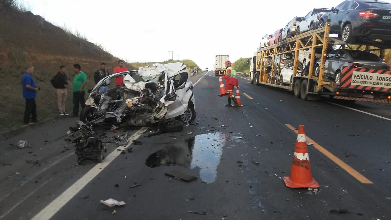 Acidente entre carreta e carro mata motorista na BR-101, em Aracruz