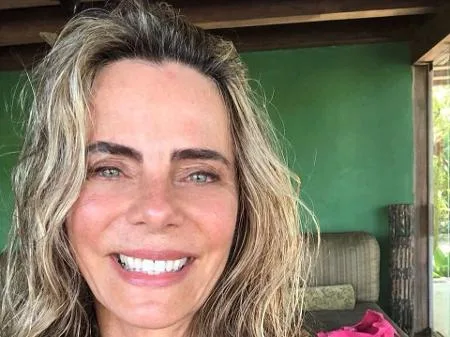 Bruna Lombardi exibe boa forma ao posar de biquíni e revela que clique foi motivo de discordância com o marido!