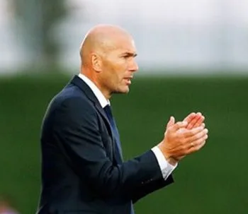 Zidane vê Cristiano Ronaldo irritado com má fase, mas prevê nova Bola de Ouro