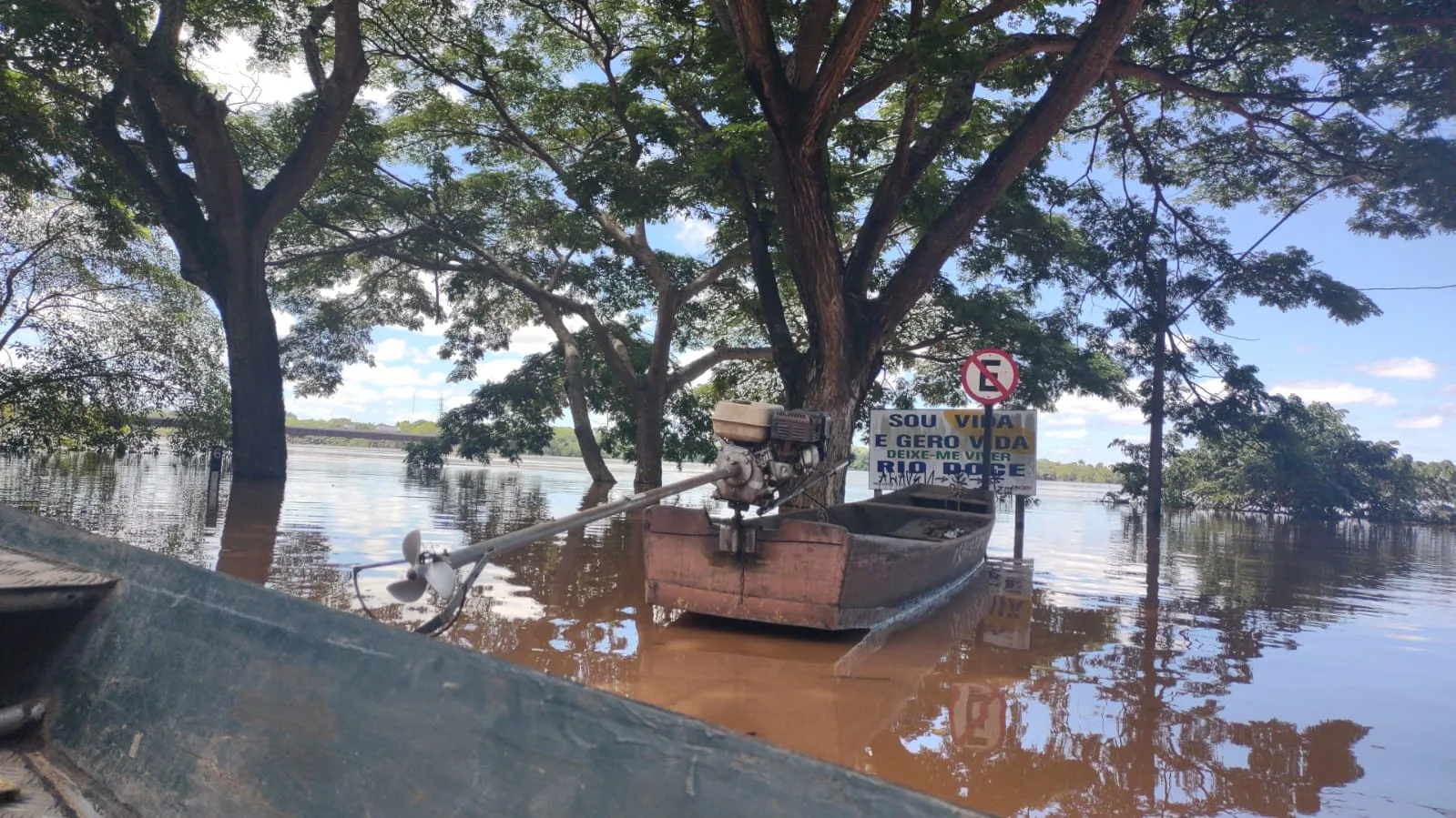 Cheia do Rio Doce: Mulher ilhada em busca de ajuda médica é resgatada de helicóptero