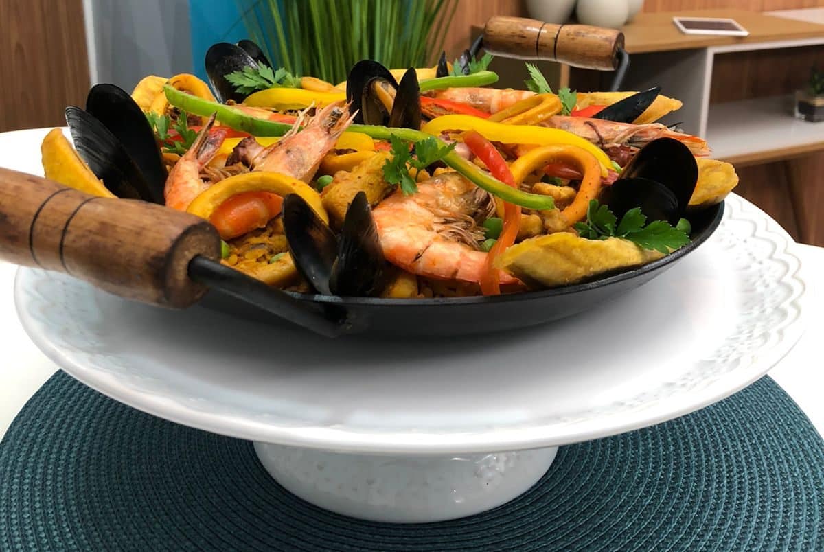 Aprenda a fazer uma deliciosa paella marinera com toque capixaba