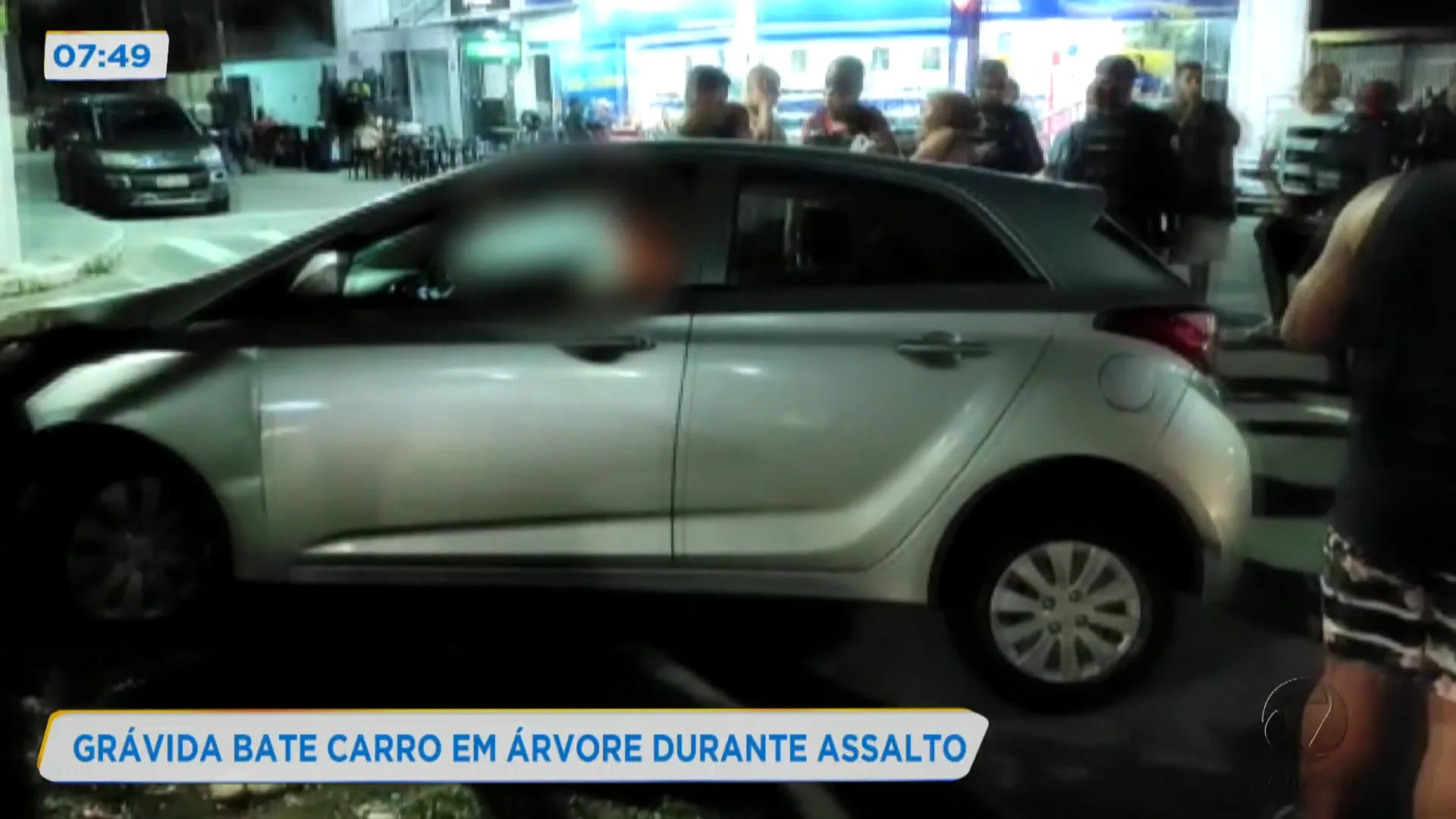 Grávida bate carro em árvore durante assalto