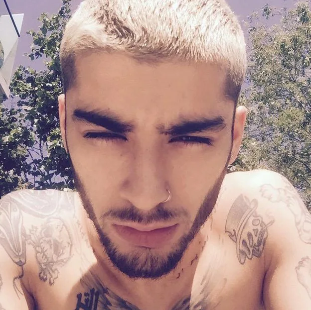 Zayn Malik aparece cheio de tatuagens