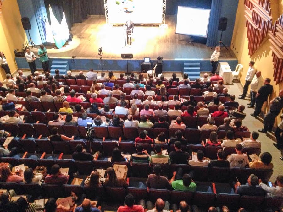 Paulo Hartung ministra palestra sobre formação de gestores públicos, em Guaçuí