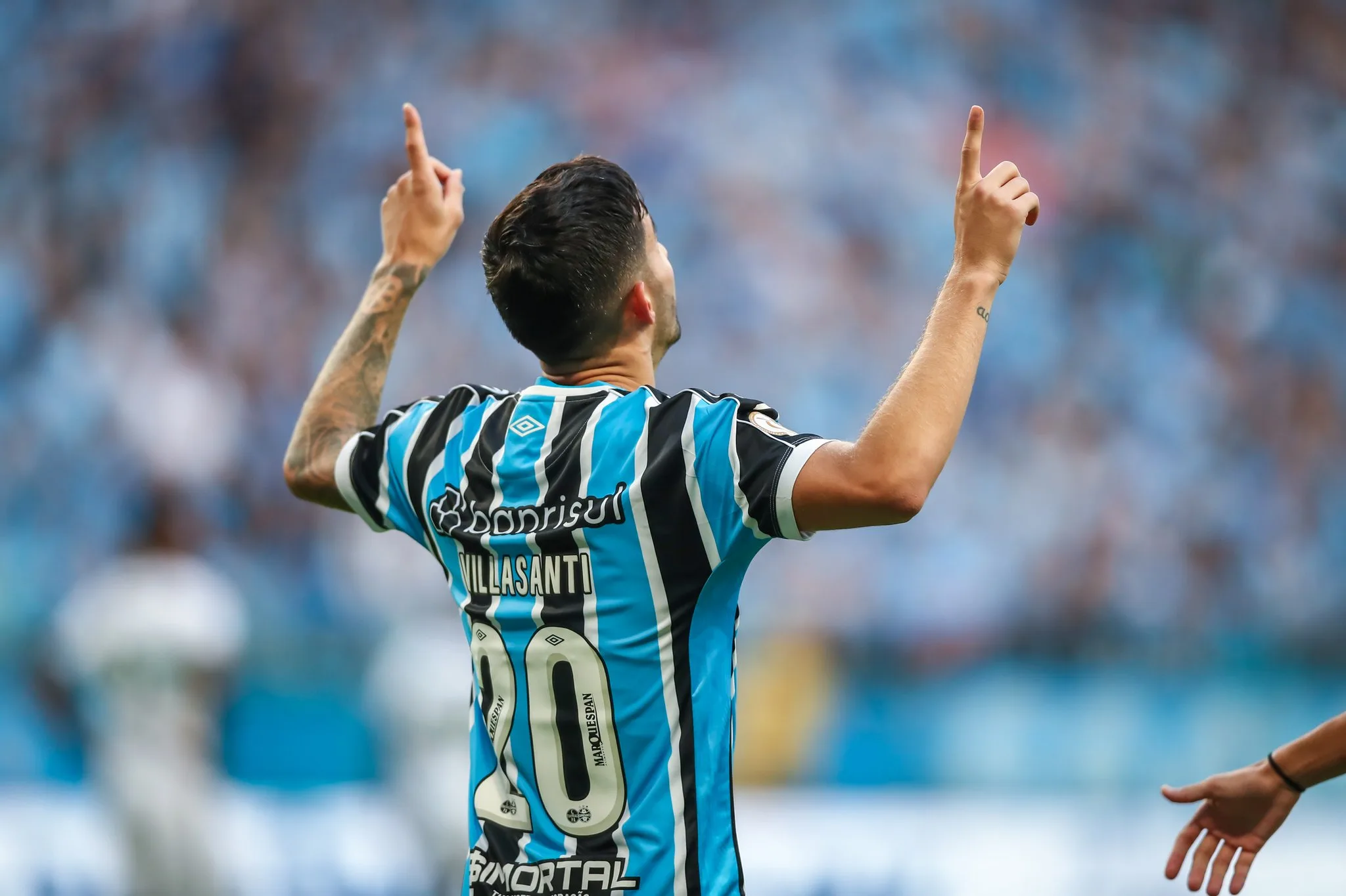 Depois do ciclone, Grêmio derrota Bahia nos pênaltis e está na semifinal da Copa do Brasil