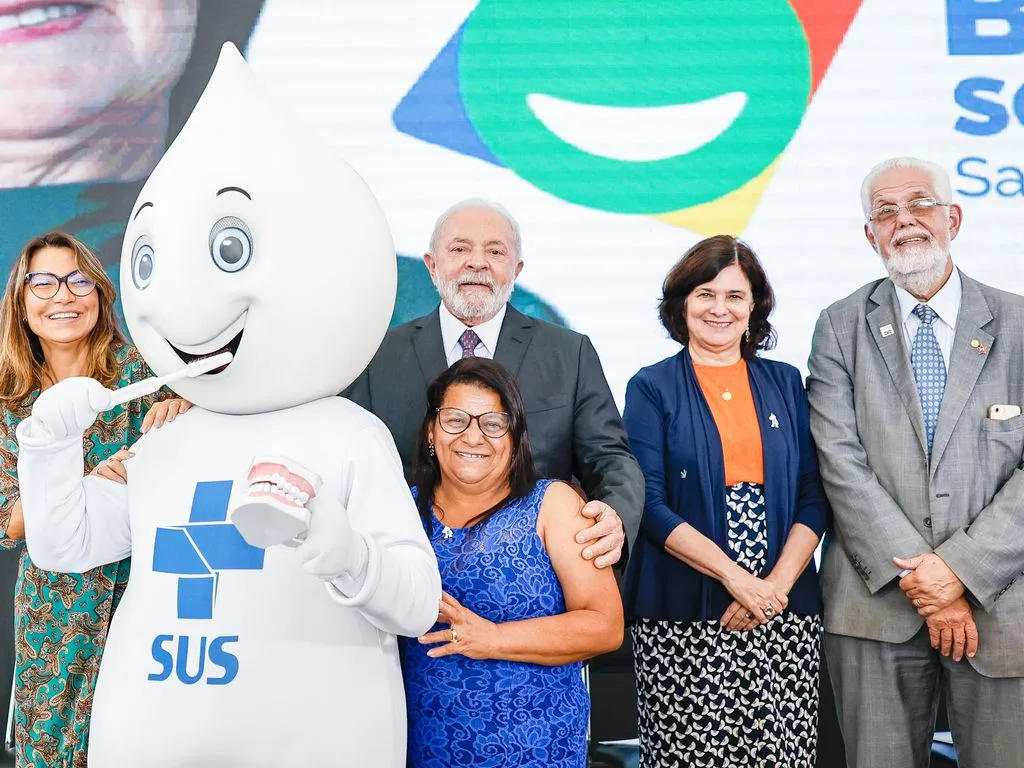 Brasília (DF), 08.05.2023 – Presidente da República, Luiz Inácio Lula da Silva sanciona o PL 8131/2017, que institui a Política Nacional de Saúde Bucal no âmbito do Sistema Único de Saúde (SUS), e retoma o Programa Brasil Sorridente. Palácio do Planalto, Brasília – DF. Foto: Ricardo Stuckert/PR