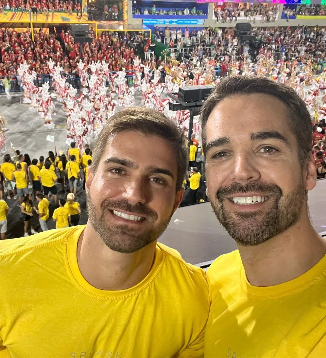 Carnaval: Eduardo Leite curte Sapucaí e posta foto com namorado capixaba