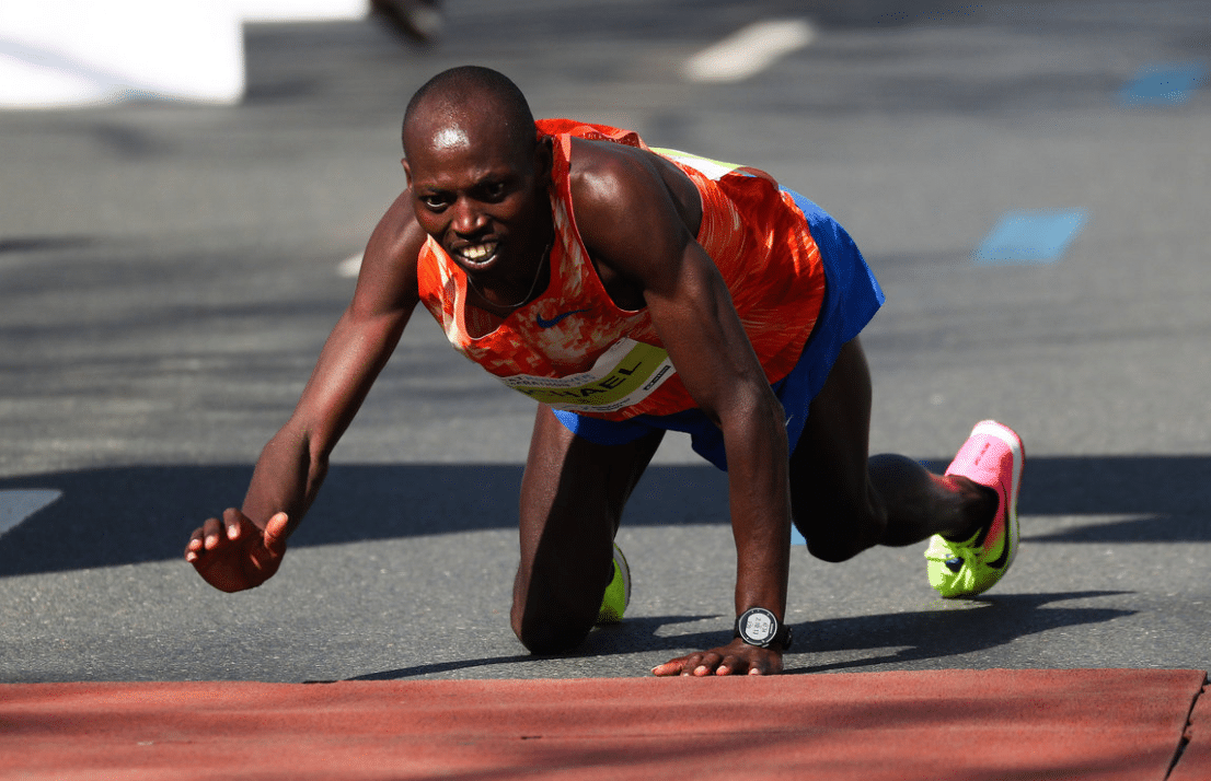 Vídeo: Engatinhando, queniano alcança o 2º lugar na Maratona de Hannover na Alemanha