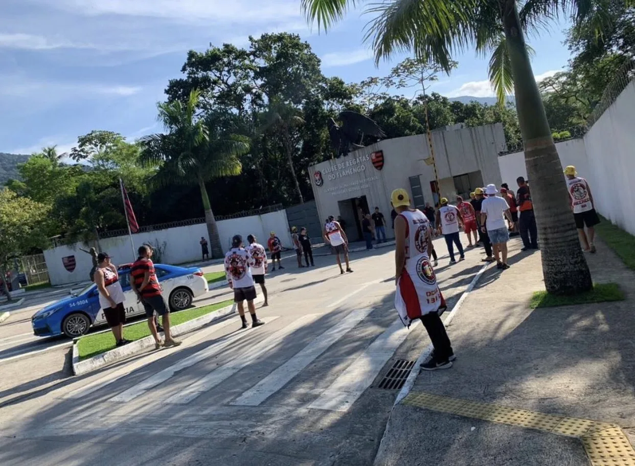 Torcedores protestam em frente ao CT do Flamengo e cercam carros de jogadores