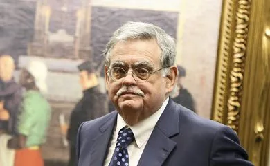 Brasília – O advogado Antônio Cláudio Mariz de Oliveira, durante sessão da Comissão de Constituição e Justiça da Câmara para discutir o parecer favorável à denúncia contra o presidente Michel Temer. (Marcelo Camargo/Agência Brasil)