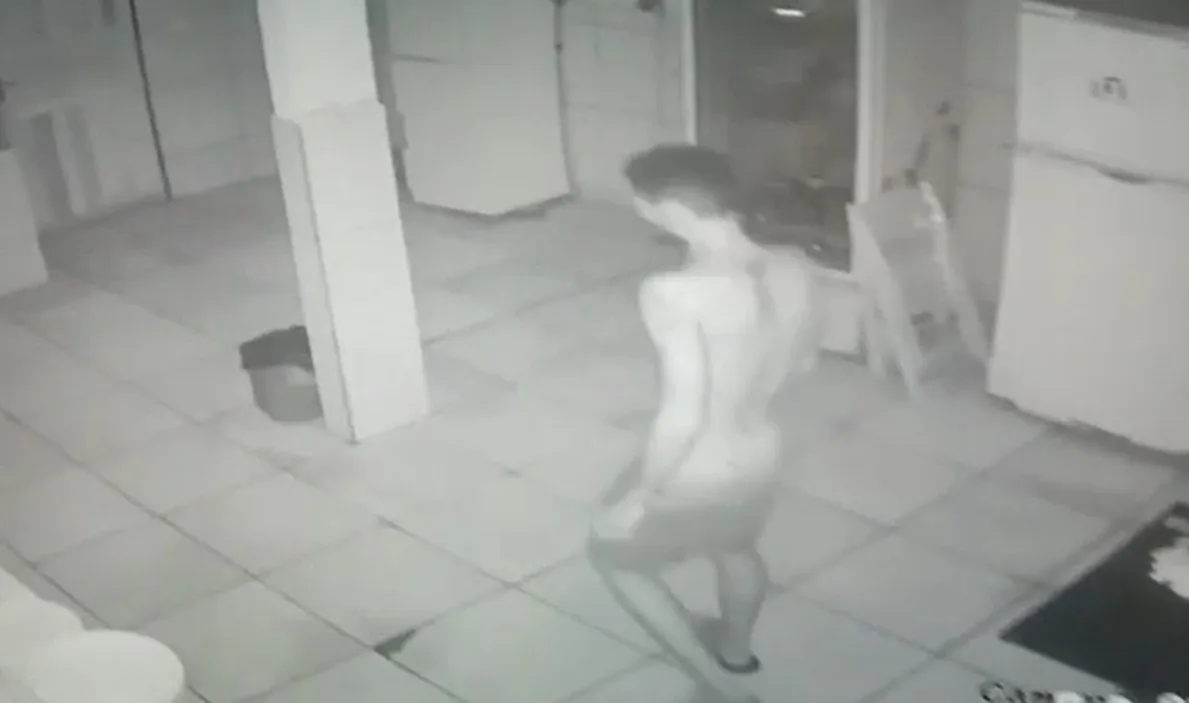 VÍDEO | Homem invade restaurante em Cariacica e frita salgadinhos durante o furto