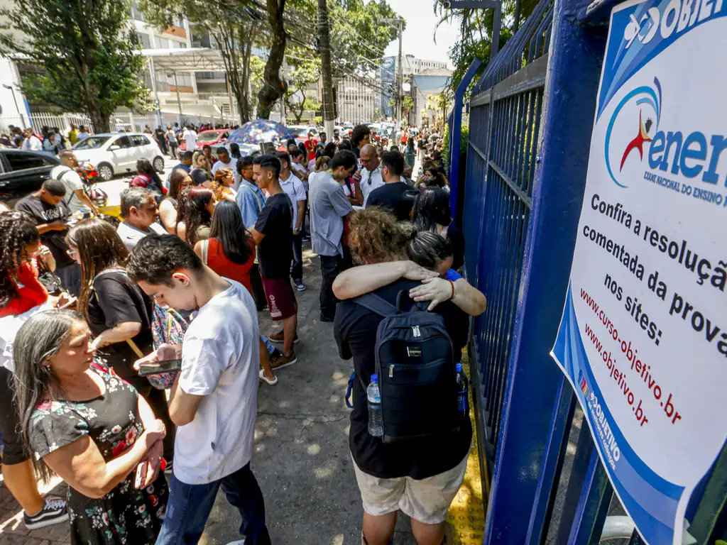 Alunos chegando para prova do ENEM