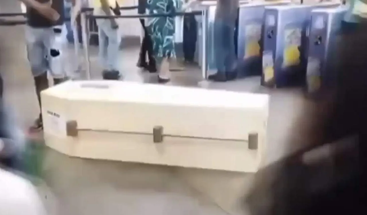 VÍDEO | Homem tenta embarcar em metrô com um caixão