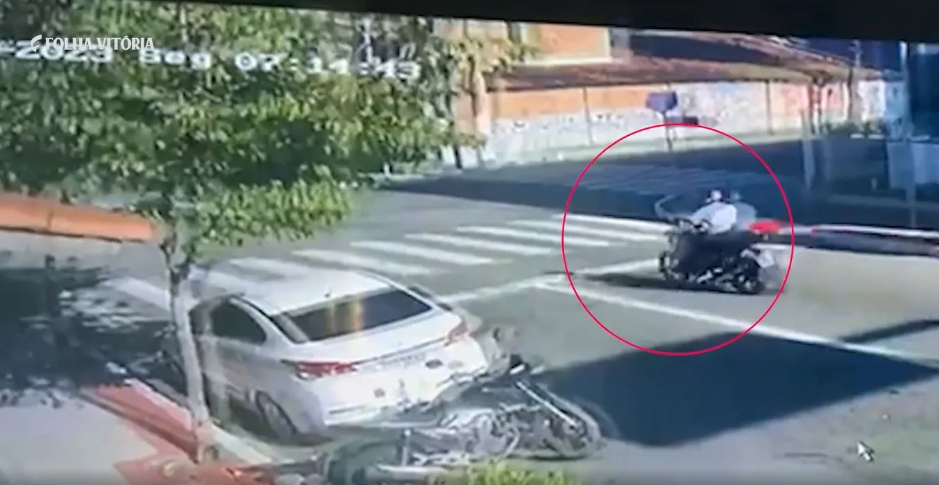 Vídeo mostra momento em que motociclista é arrastado durante acidente em Vila Velha