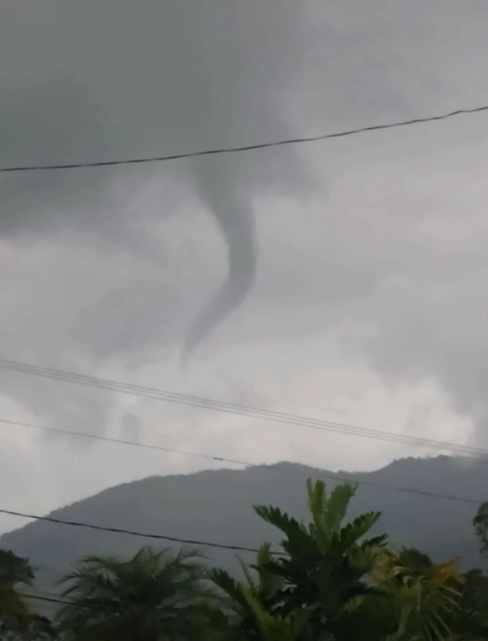 Sinistro! Nuvem-funil é registrada em São José do Calçado no ES; entenda o fenômeno