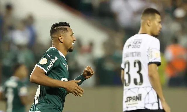 Palmeiras atropela Corinthians na Arena Barueri e ganha a primeira no Brasileirão