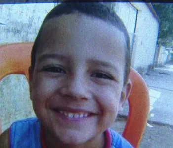 Pedidos de justiça marcam velório de menino morto após ser atingido por bala perdida na Serra