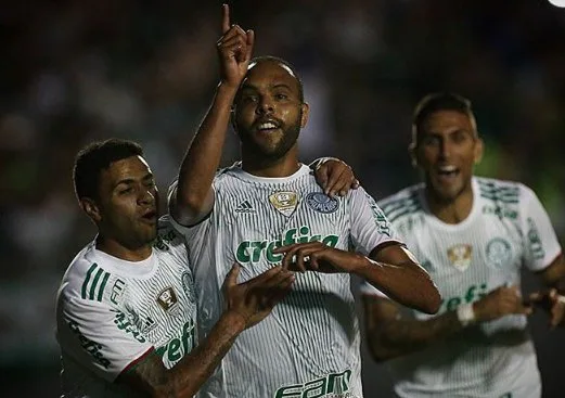 Palmeiras anuncia renovação do contrato de Alecsandro por um ano