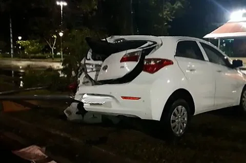 Motorista bate carro em árvore na Praia do Canto