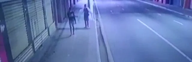 VÍDEO | Suspeitos arrombam sapataria pela 2ª vez e roubam cinco pares de sapato