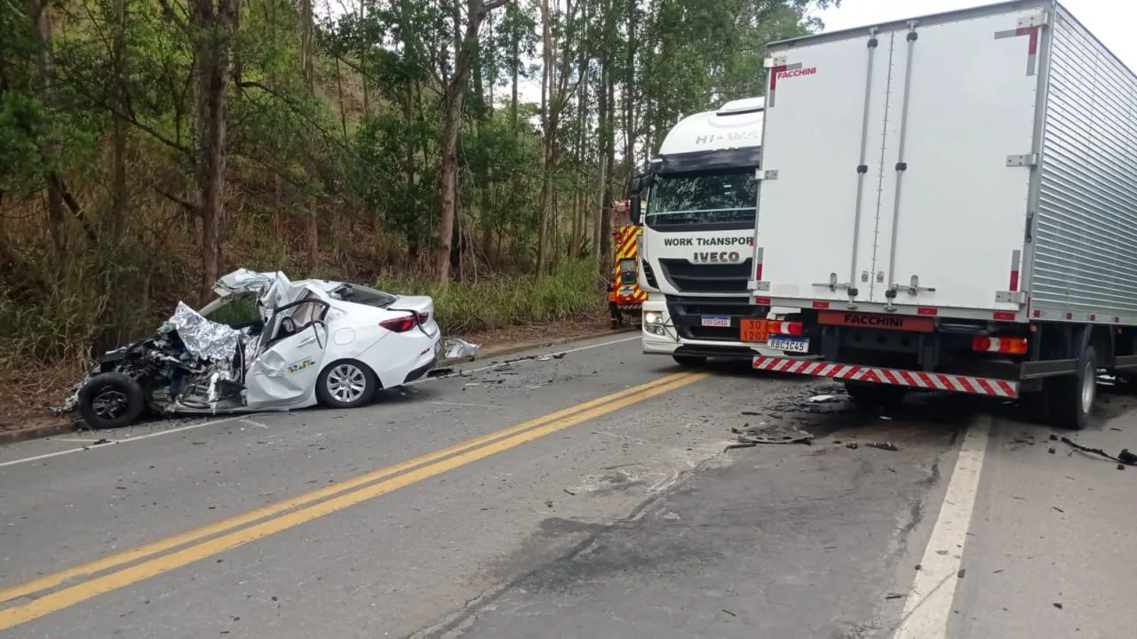 Acidente entre carro da Prefeitura de Colatina e caminhão deixa morto e ferido na BR-259