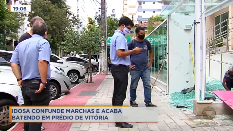 Idosa se atrapalha ao dirigir carro e bate em fachada de prédio