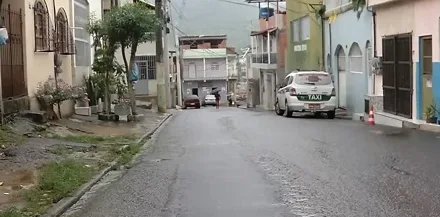 Idosa encontra corpo do próprio filho morto na escada da casa onde moravam, na Serra