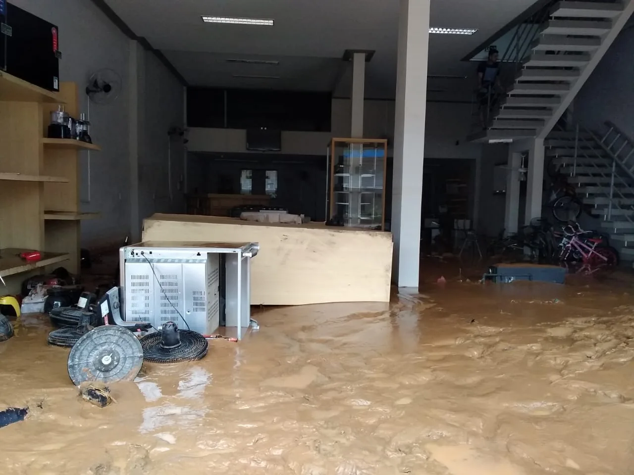 Famílias fora de casa, queda de barreiras, soterramento e mortes: veja os estragos da chuva no ES!