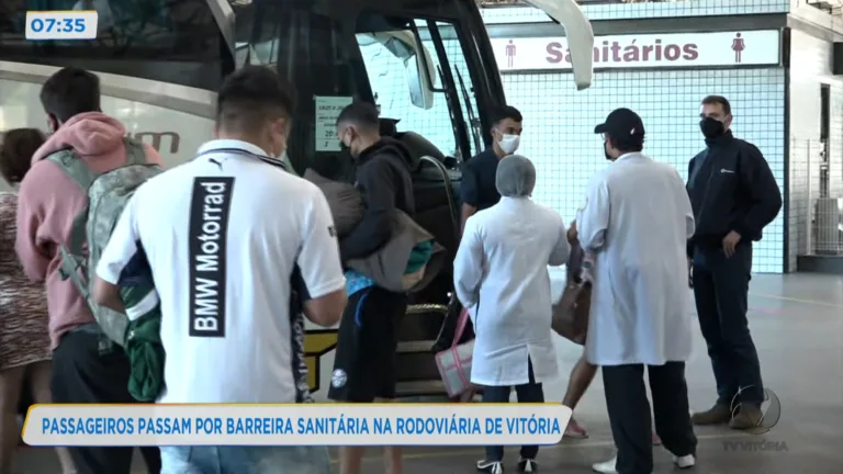 Passageiros passam por barreira sanitária na rodoviária de Vitória