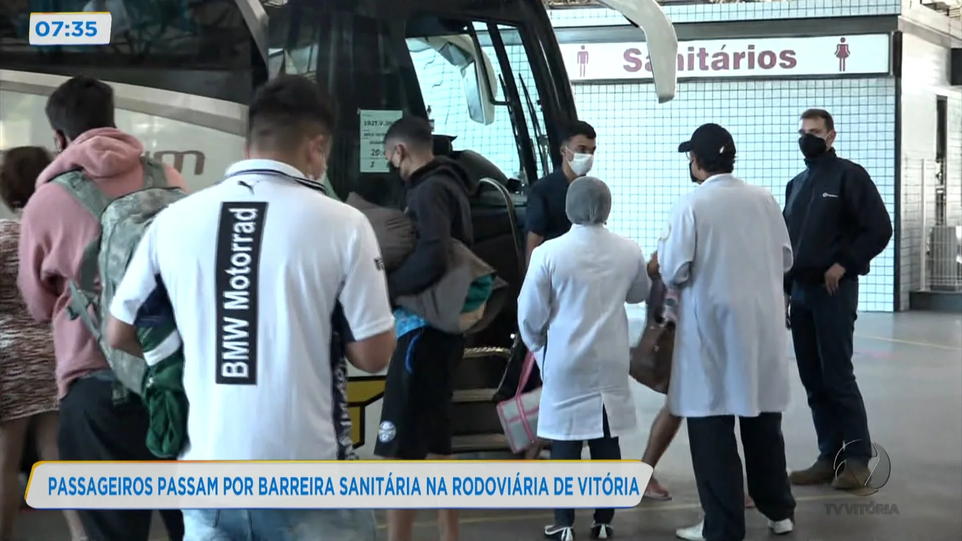 Passageiros passam por barreira sanitária na rodoviária de Vitória