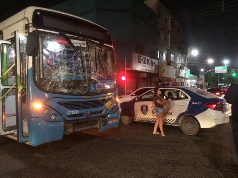 Ônibus bate em ambulância que transportava paciente com covid-19 e deixa feridos em Vila Velha