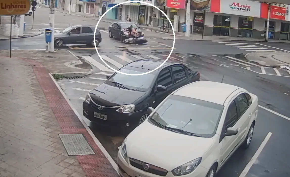 VÍDEO | Moto é arrastada por carro em cruzamento de Linhares