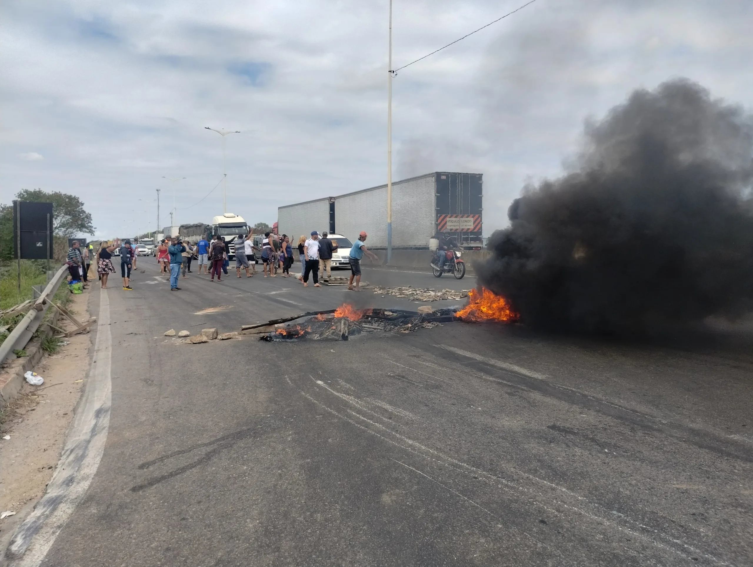 Rodovia do Contorno é interditada durante protesto de pescadores