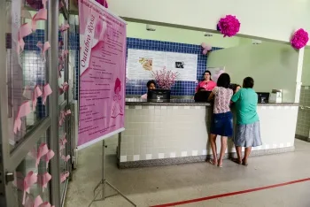 Unidade de Saúde de Maria Ortiz decorada com o tema Outubro Rosa