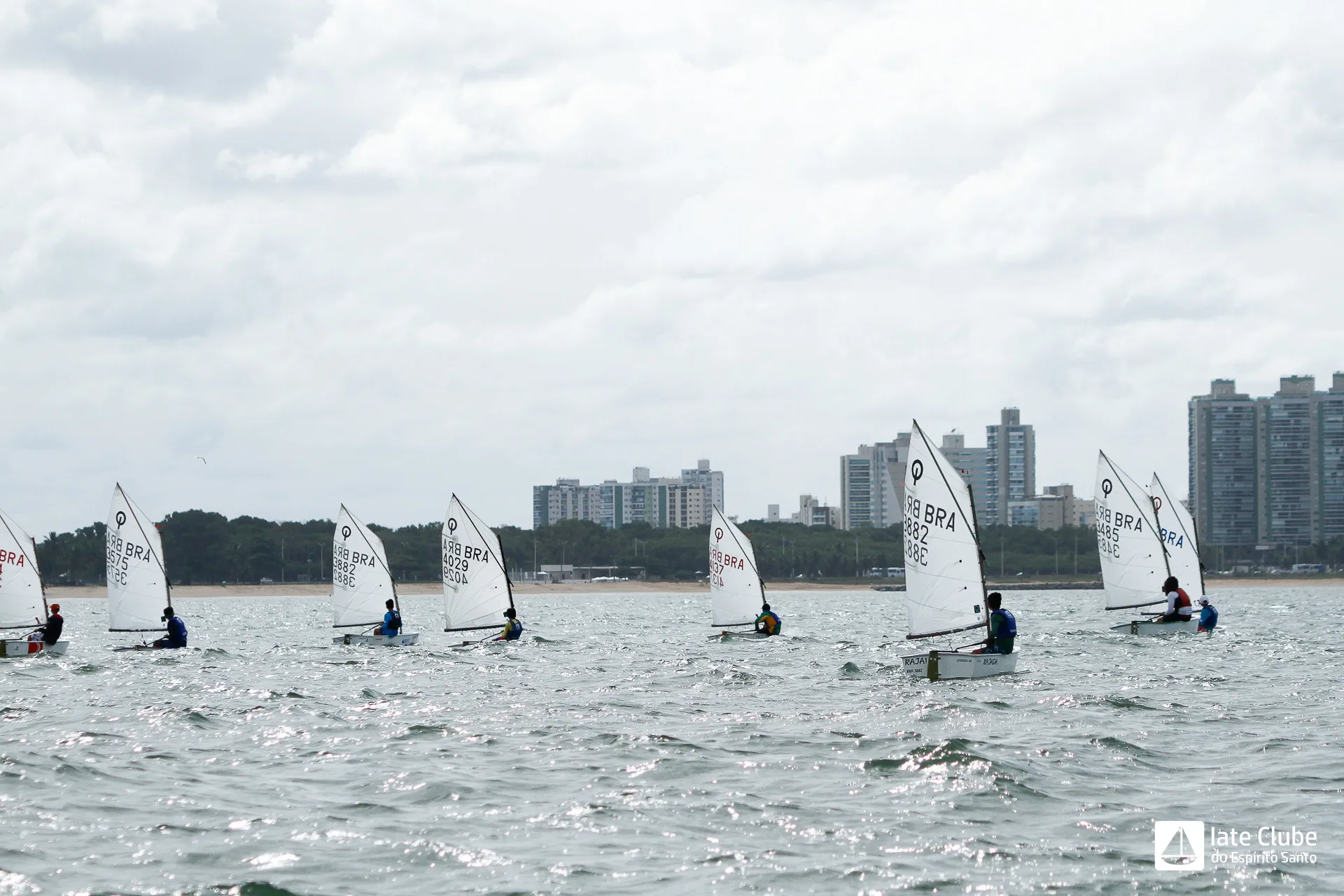 Campeonato Estadual de Monotipos reúne 60 velejadores na Baía de Vitória