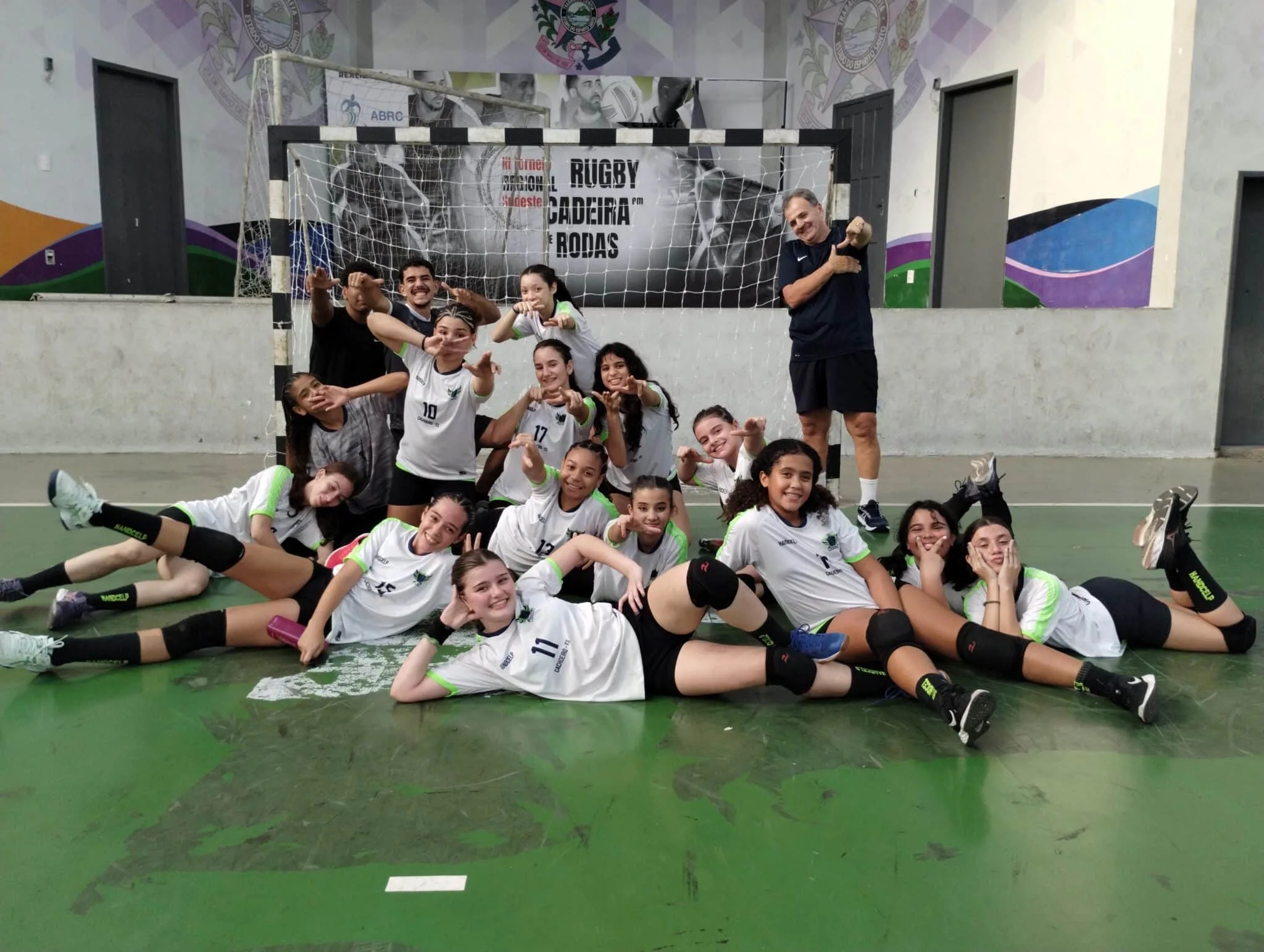 Alunas e comissão técnica do CELP comemoram classificação no handebol infantil feminino - Foto: Gabriel Cavalini 