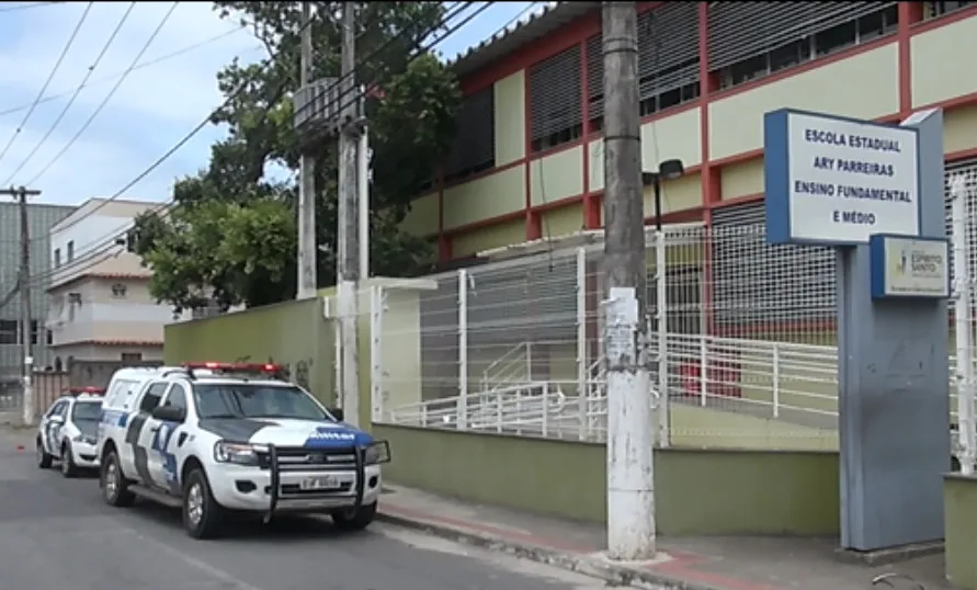 Moradores invadem escola de Cariacica e protestam contra ocupação de estudantes