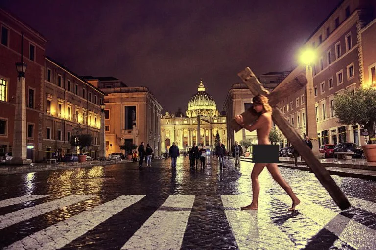 Modelo é presa após posar nua com cruz em rua do Vaticano