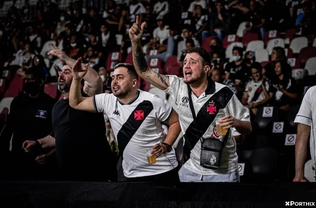 Xingamentos, vaias e jogadores em silêncio marcam noite de novo tropeço do Vasco