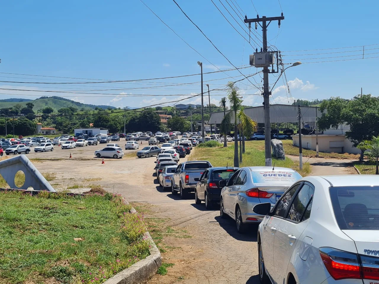 VÍDEO | Vacinação em drive-thru reúne 5 mil carros em Cachoeiro e provoca caos no trânsito