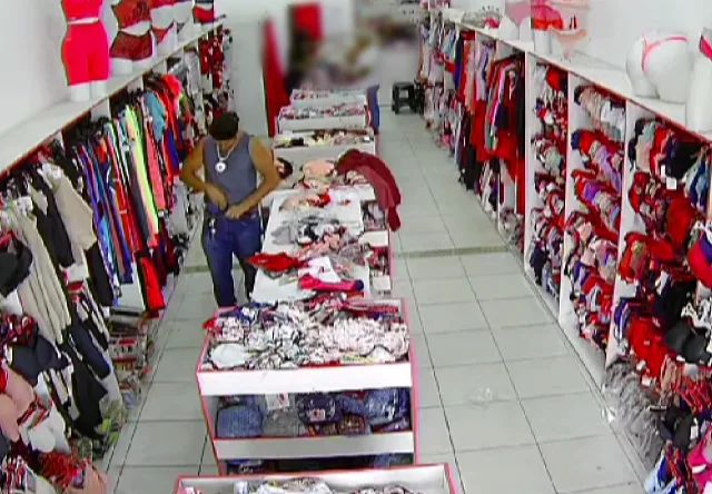 VÍDEO | Homem furta celular em loja de lingerie em Vila Velha