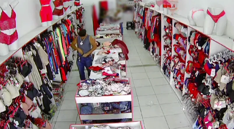 VÍDEO | Homem furta celular em loja de lingerie em Vila Velha