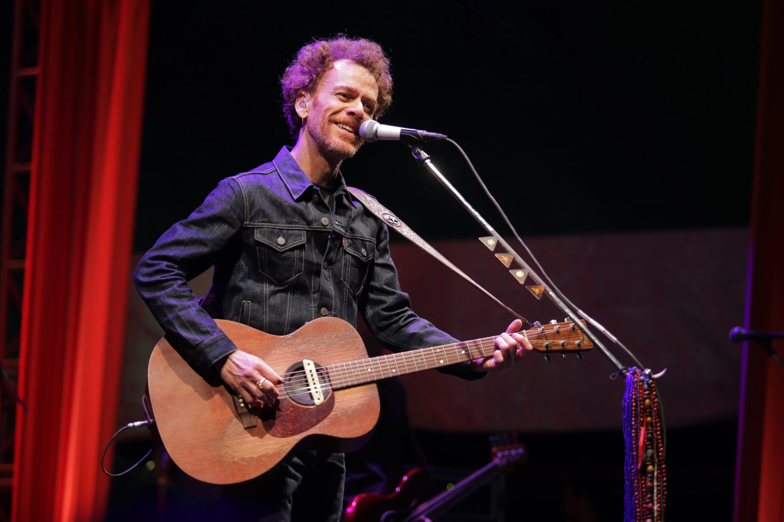 Nando Reis se apresenta em área de eventos do Shopping Vila Velha